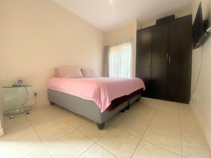 Stylish Estate Living with Private Garden in a Prime Location - Photo 7