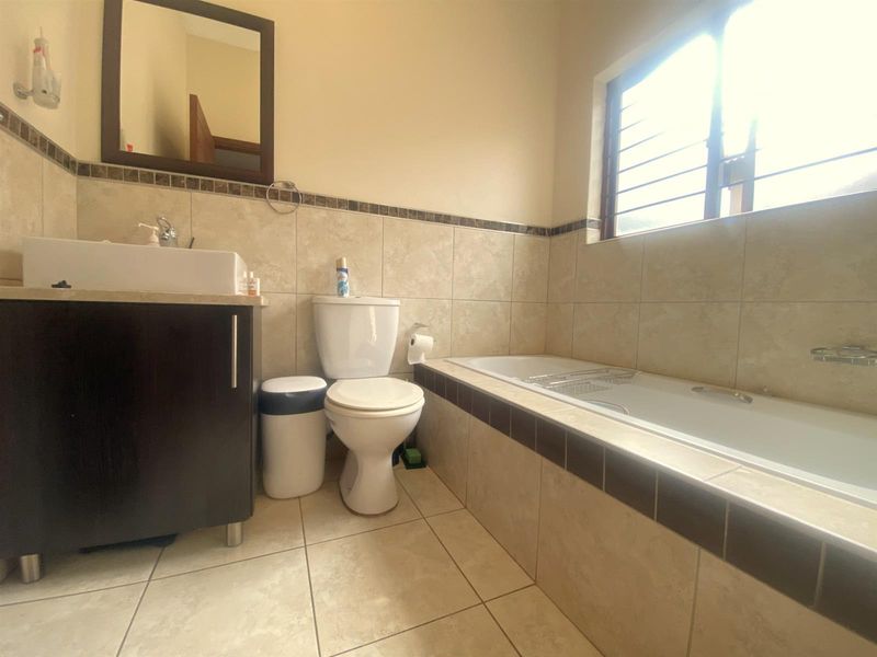 Stylish Estate Living with Private Garden in a Prime Location - Photo 8