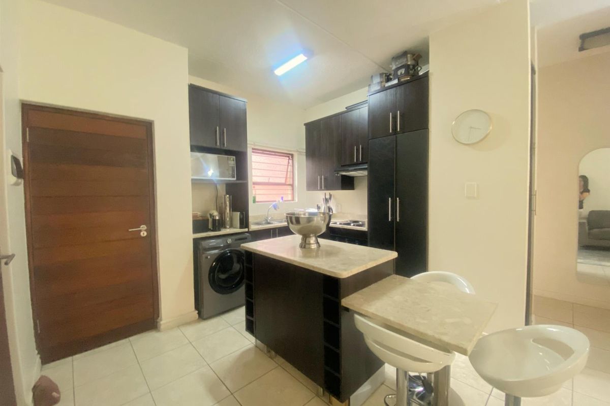 Stylish Estate Living with Private Garden in a Prime Location - Photo 2