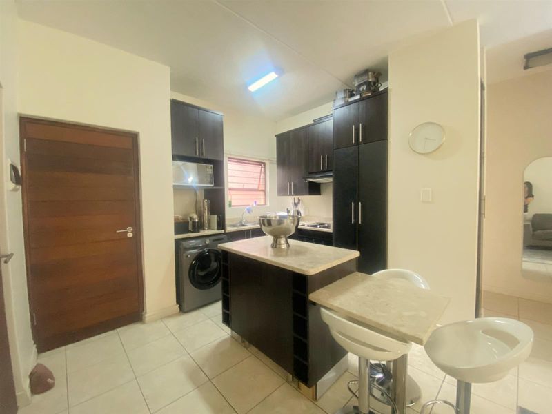 Stylish Estate Living with Private Garden in a Prime Location - Photo 2