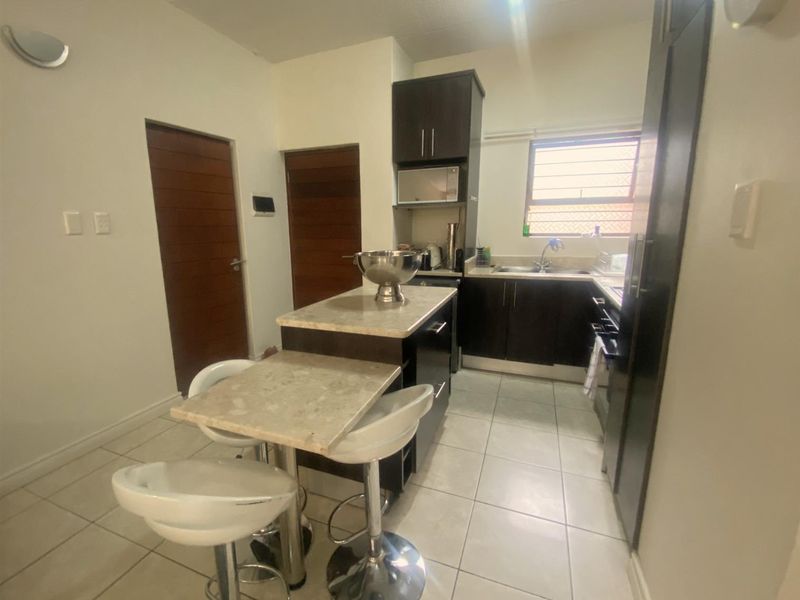 Stylish Estate Living with Private Garden in a Prime Location - Photo 6