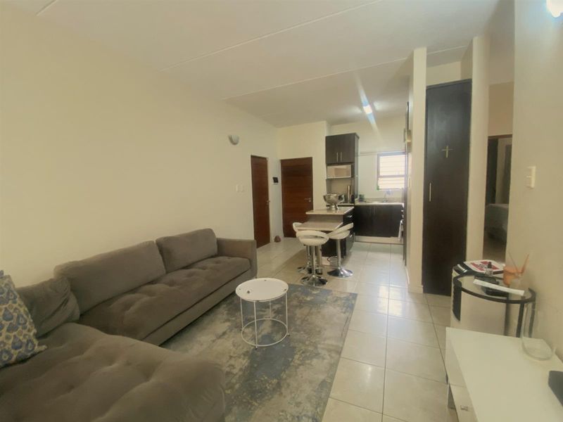 Stylish Estate Living with Private Garden in a Prime Location - Photo 4