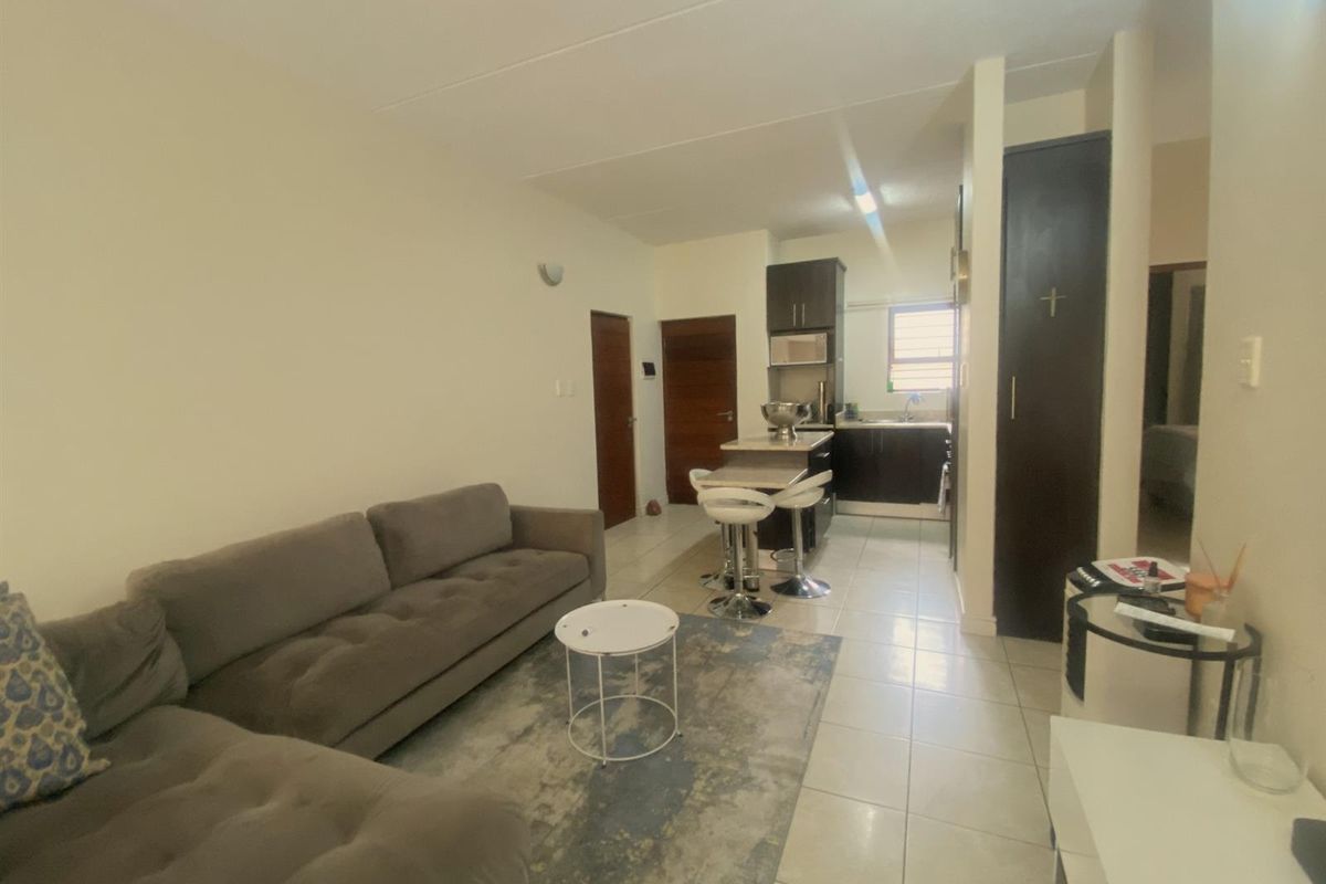 Stylish Estate Living with Private Garden in a Prime Location - Photo 4