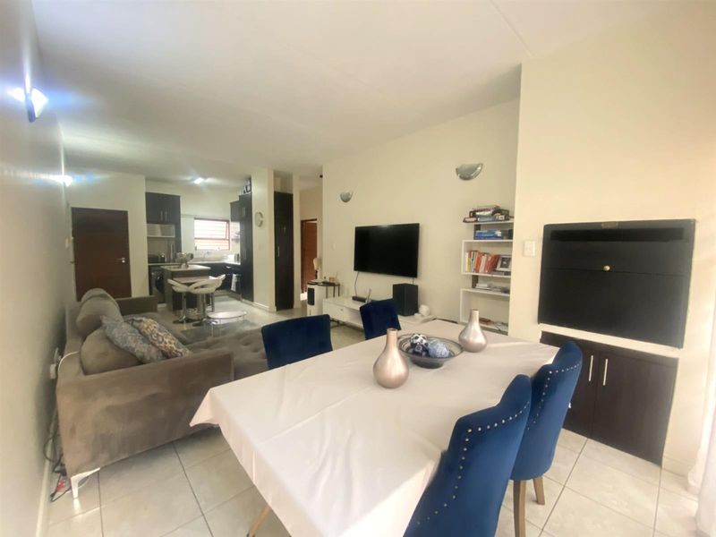 Stylish Estate Living with Private Garden in a Prime Location - Photo 5