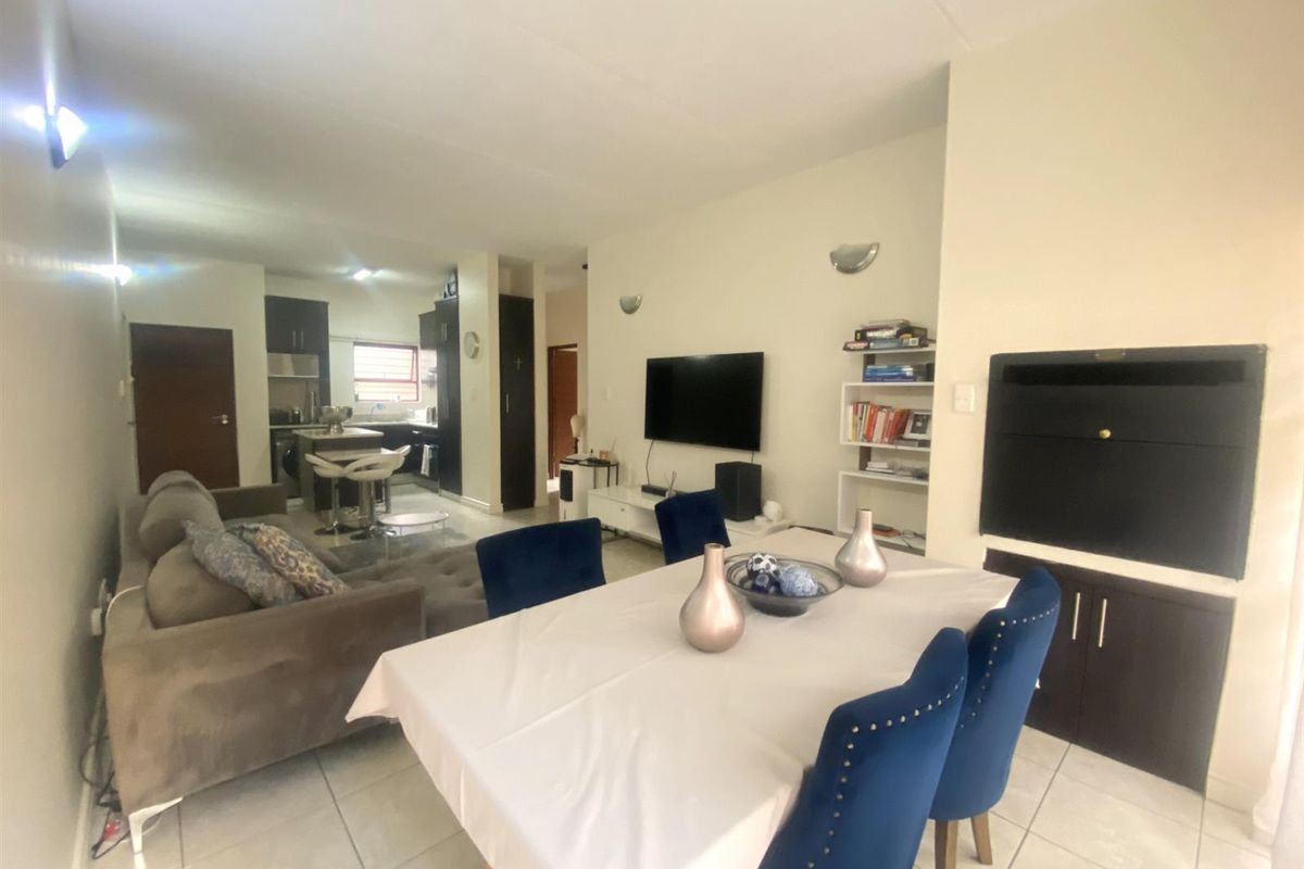 Stylish Estate Living with Private Garden in a Prime Location - Photo 5