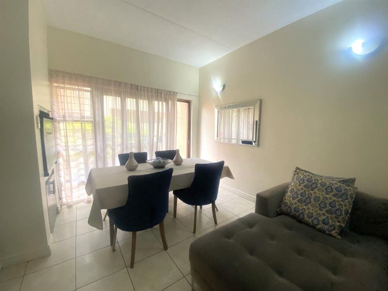 Stylish Estate Living with Private Garden in a Prime Location - Photo 3