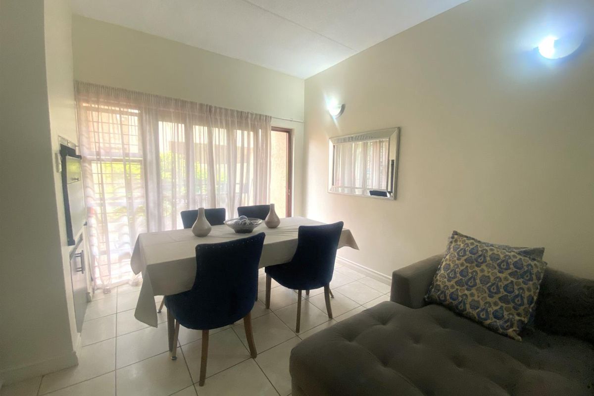 Stylish Estate Living with Private Garden in a Prime Location - Photo 3