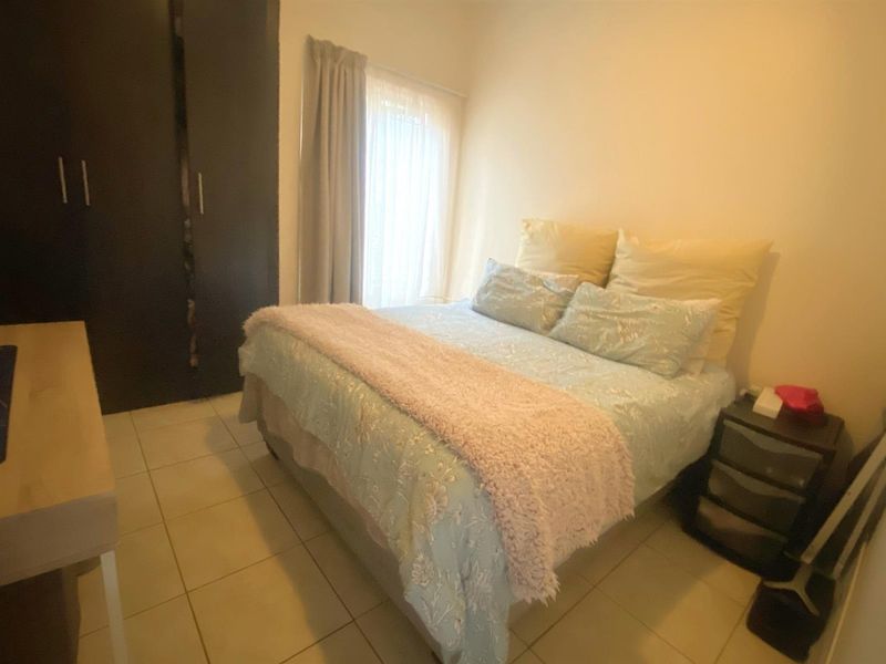 Stylish Estate Living with Private Garden in a Prime Location - Photo 10