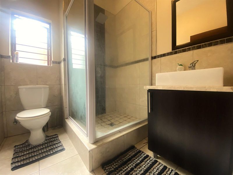 Stylish Estate Living with Private Garden in a Prime Location - Photo 9