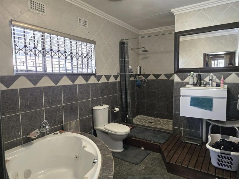 5 Bedroom 2 Bath in Edleen - Photo 9