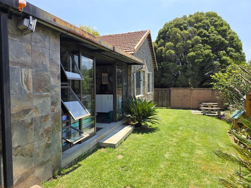 5 Bedroom 2 Bath in Edleen - Photo 1