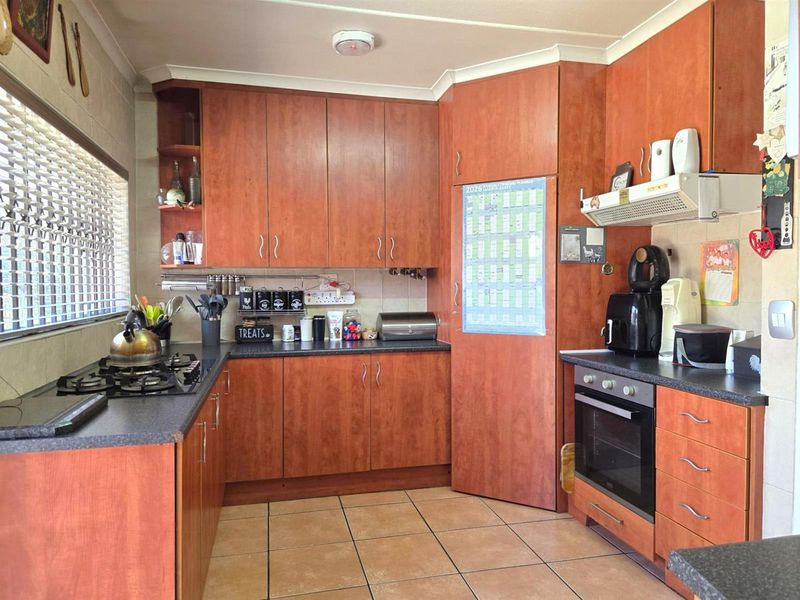 5 Bedroom 2 Bath in Edleen - Photo 5