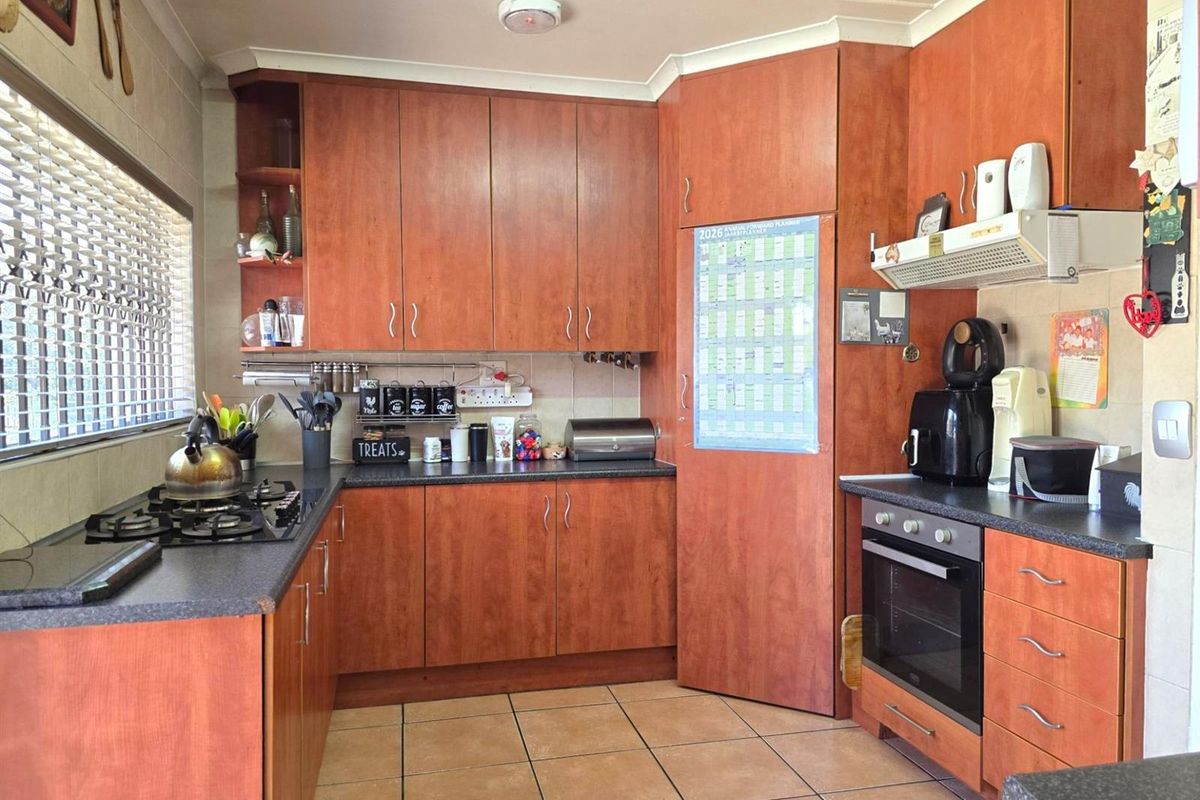 5 Bedroom 2 Bath in Edleen - Photo 5