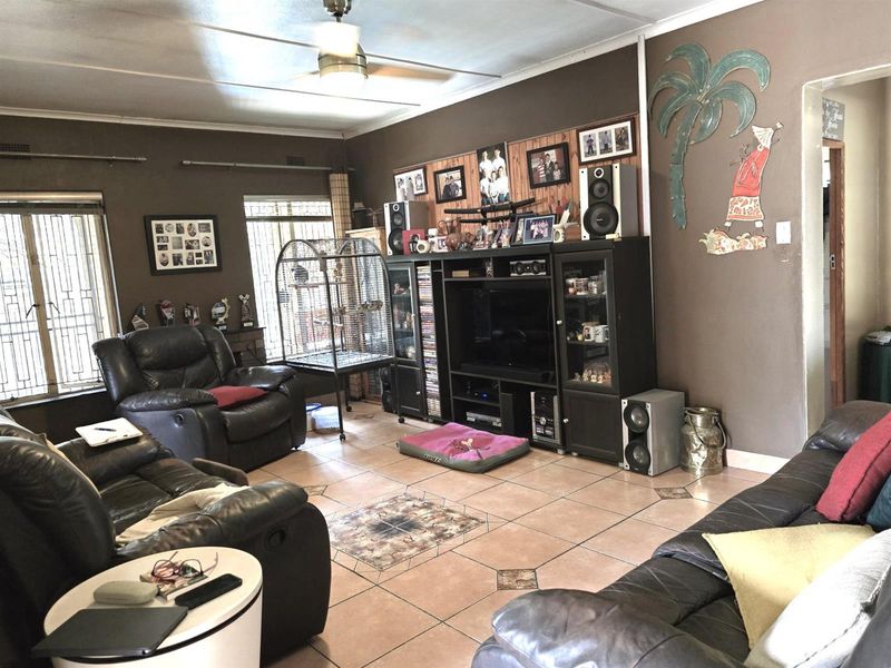 5 Bedroom 2 Bath in Edleen - Photo 7