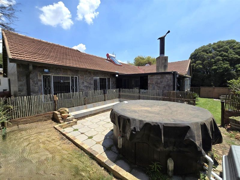 5 Bedroom 2 Bath in Edleen - Photo 4