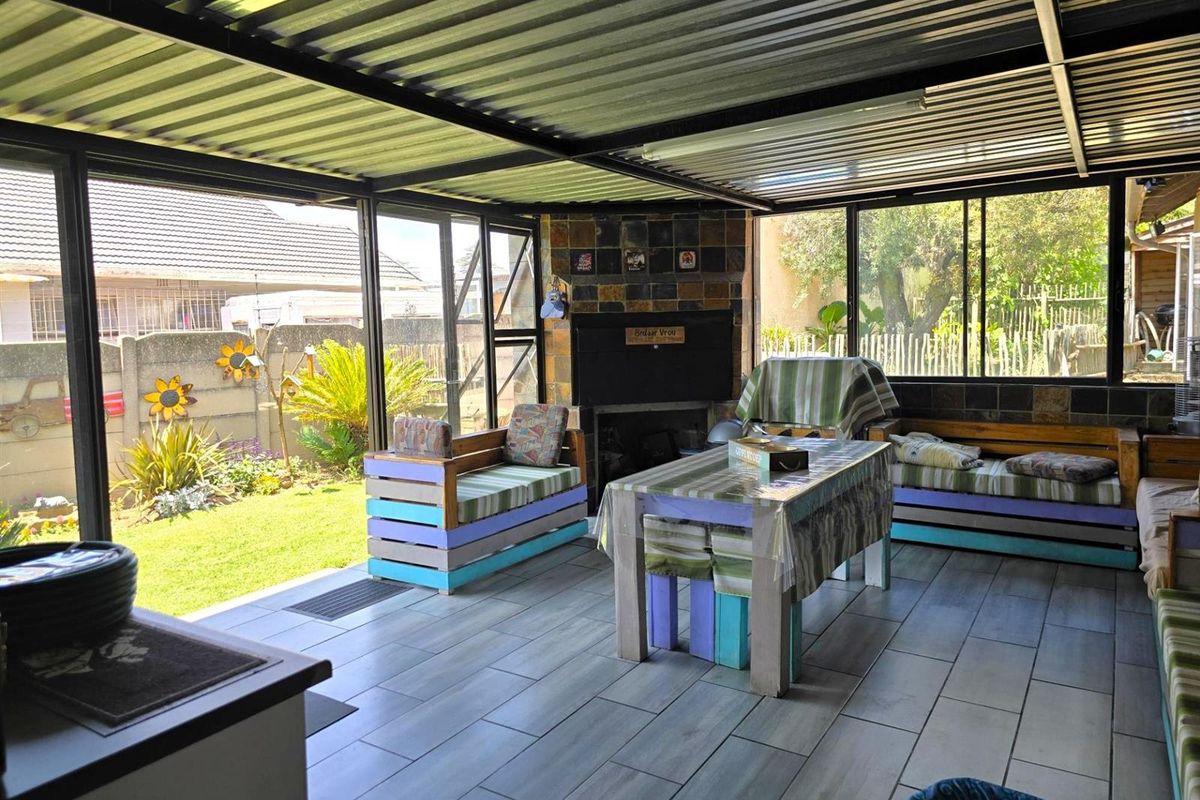 5 Bedroom 2 Bath in Edleen - Photo 3