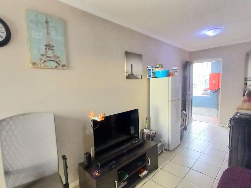 Apartment For Sale in Maitland, Cape Town - Photo 6