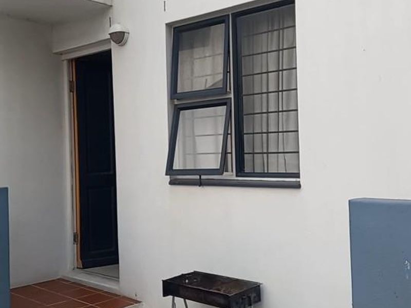 Apartment For Sale in Maitland, Cape Town - Photo 1