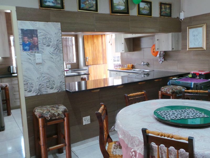 Spacious 4-Bedroom Family Home with Multiple Living Areas and Excellent Entertainment Features - Photo 9