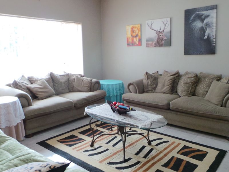 Spacious 4-Bedroom Family Home with Multiple Living Areas and Excellent Entertainment Features - Photo 3