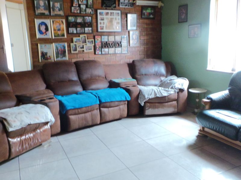 Spacious 4-Bedroom Family Home with Multiple Living Areas and Excellent Entertainment Features - Photo 4