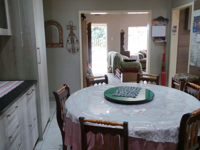 Spacious 4-Bedroom Family Home with Multiple Living Areas and Excellent Entertainment Features - Photo 10