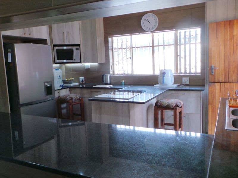 Spacious 4-Bedroom Family Home with Multiple Living Areas and Excellent Entertainment Features - Photo 7