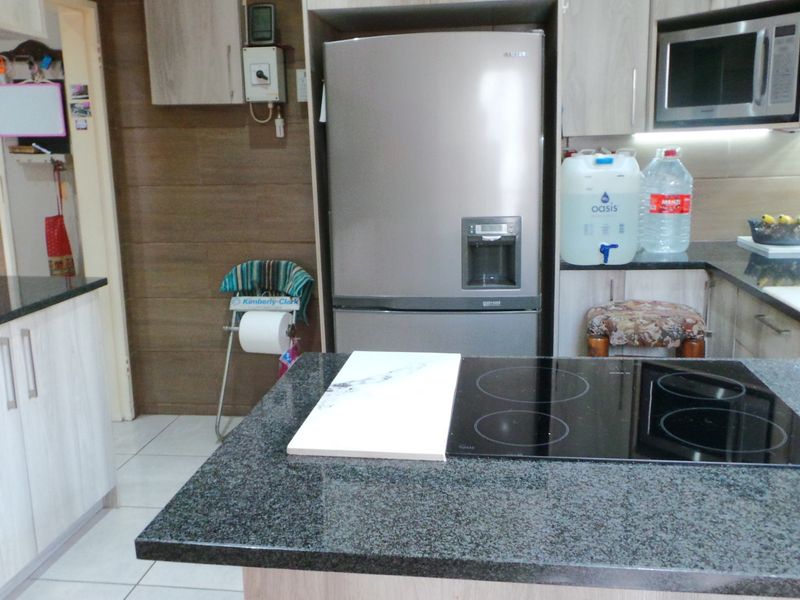 Spacious 4-Bedroom Family Home with Multiple Living Areas and Excellent Entertainment Features - Photo 6