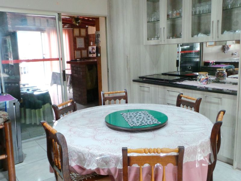 Spacious 4-Bedroom Family Home with Multiple Living Areas and Excellent Entertainment Features - Photo 5