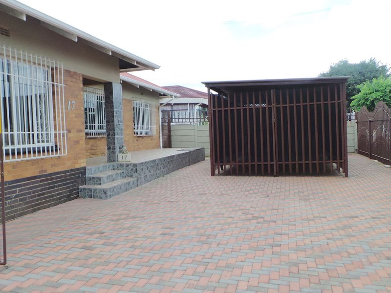 Spacious 4-Bedroom Family Home with Multiple Living Areas and Excellent Entertainment Features - Photo 2