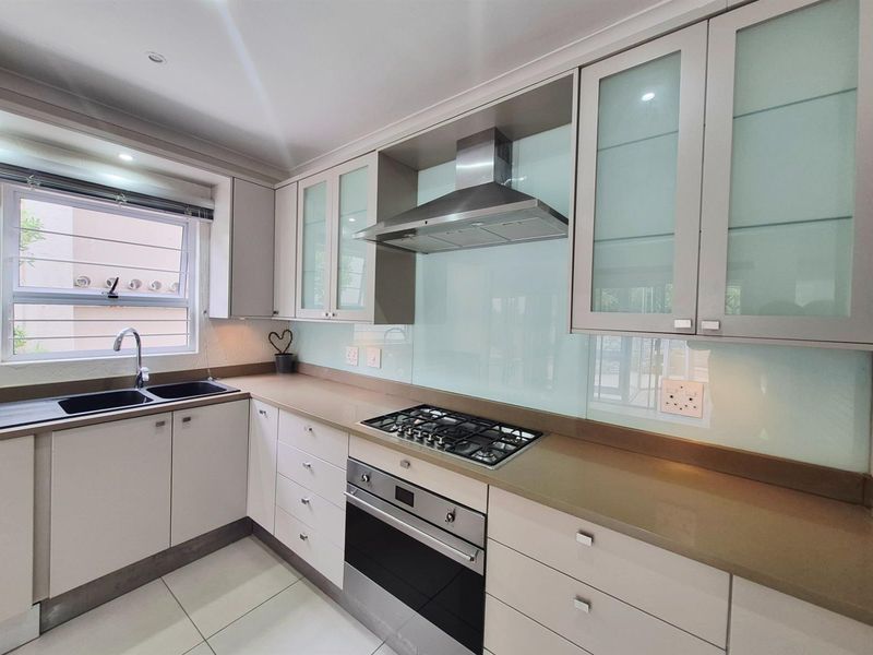 Contemporary Lock-Up-and-Go Living in the Exclusive Chamonix, Bedford Park - Photo 8