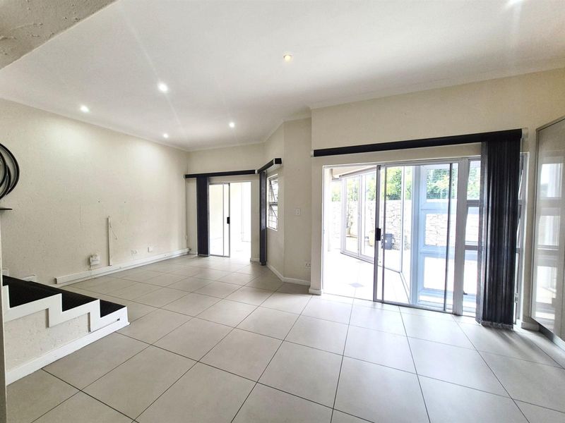 Contemporary Lock-Up-and-Go Living in the Exclusive Chamonix, Bedford Park - Photo 4