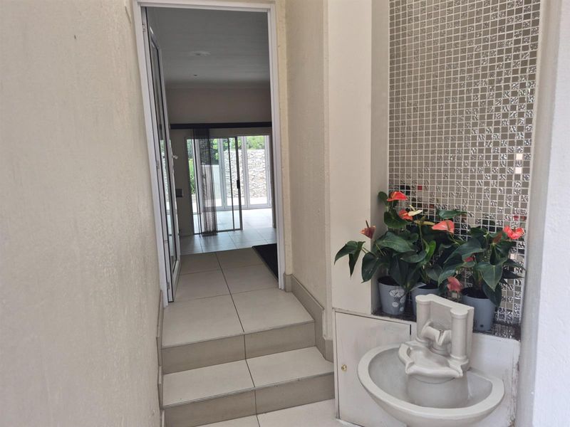 Contemporary Lock-Up-and-Go Living in the Exclusive Chamonix, Bedford Park - Photo 2