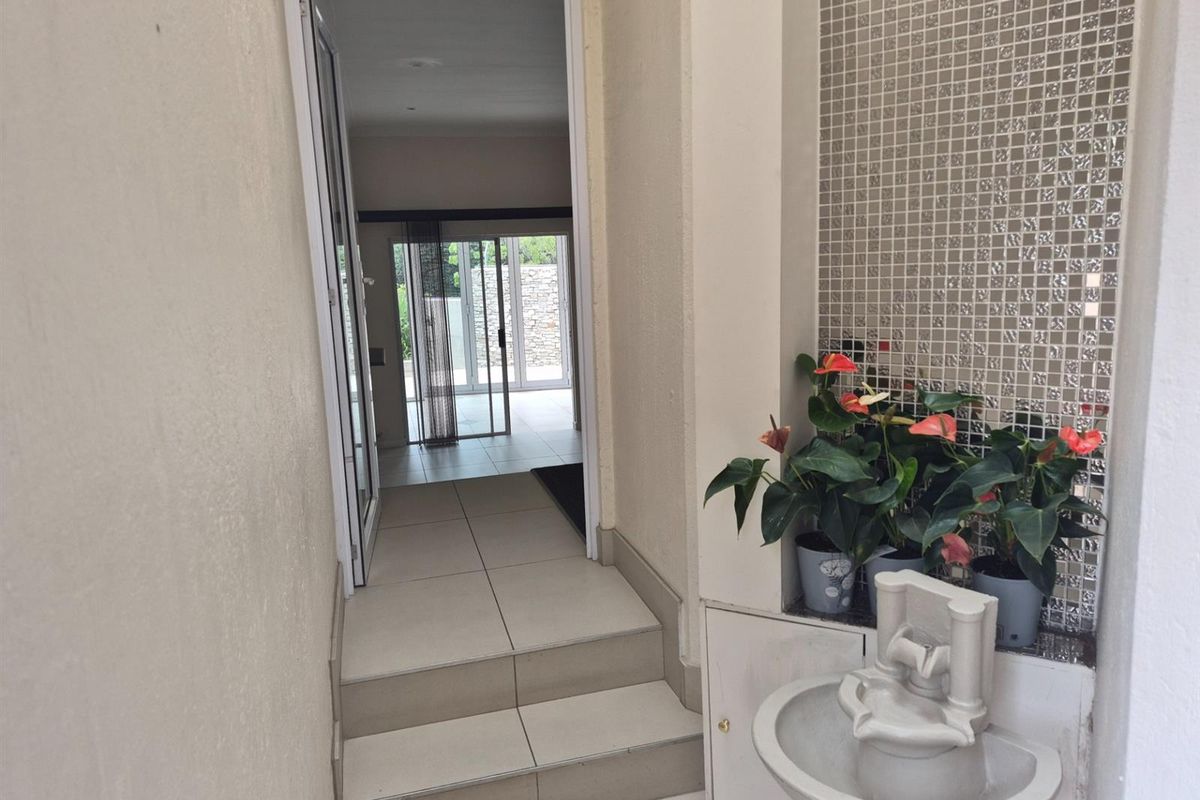 Contemporary Lock-Up-and-Go Living in the Exclusive Chamonix, Bedford Park - Photo 2