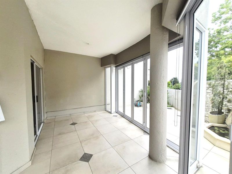 Contemporary Lock-Up-and-Go Living in the Exclusive Chamonix, Bedford Park - Photo 9