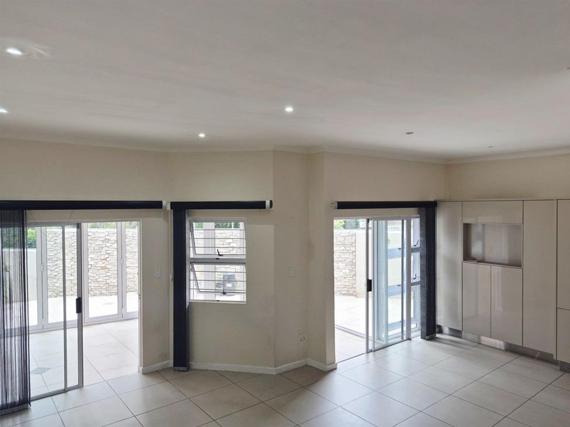Contemporary Lock-Up-and-Go Living in the Exclusive Chamonix, Bedford Park - Photo 8