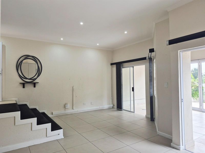 Contemporary Lock-Up-and-Go Living in the Exclusive Chamonix, Bedford Park - Photo 4