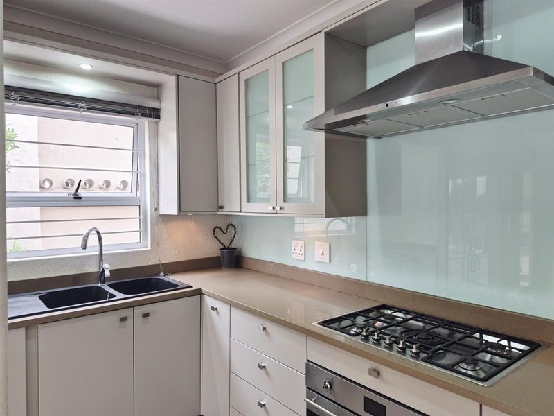 Contemporary Lock-Up-and-Go Living in the Exclusive Chamonix, Bedford Park - Photo 5