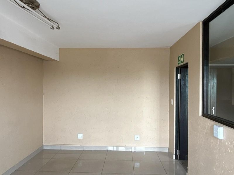 712sqm Warehouse To Let | 24 Hour Secure Park | Prime Pomona Location - Photo 5