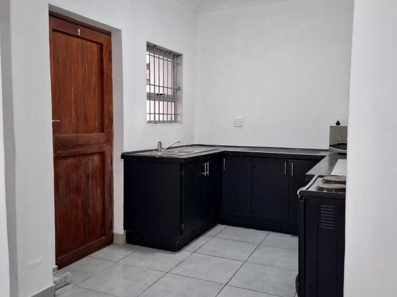 Cottage To Rent in Cotswold, Port Elizabeth - Photo 2