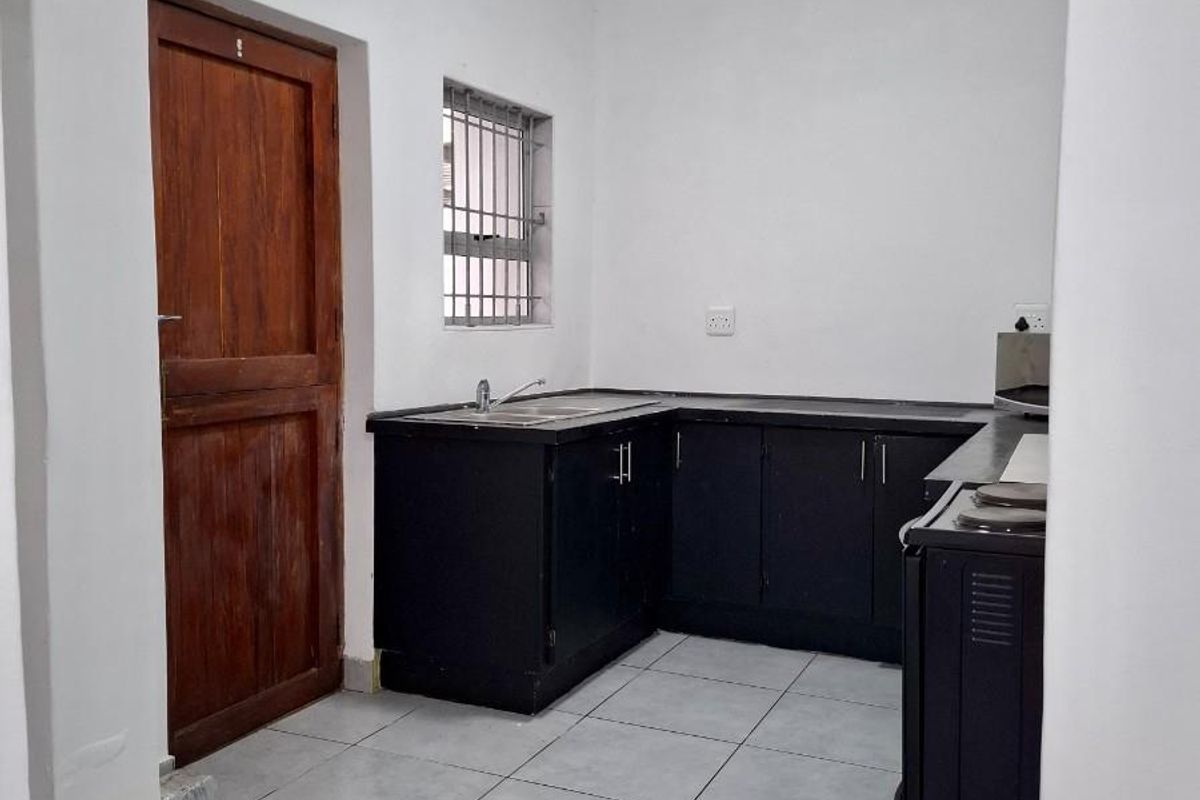 Cottage To Rent in Cotswold, Port Elizabeth - Photo 2