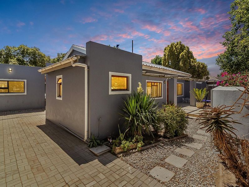 Charming 2 Bedroom Home with a self contained Flatlet in leafy Villiersdorp - Photo 3