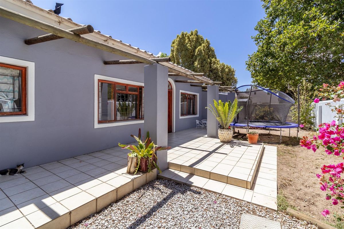 Charming 2 Bedroom Home with a self contained Flatlet in leafy Villiersdorp - Photo 5