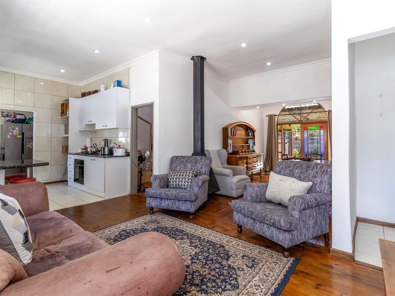 Charming 2 Bedroom Home with a self contained Flatlet in leafy Villiersdorp - Photo 10