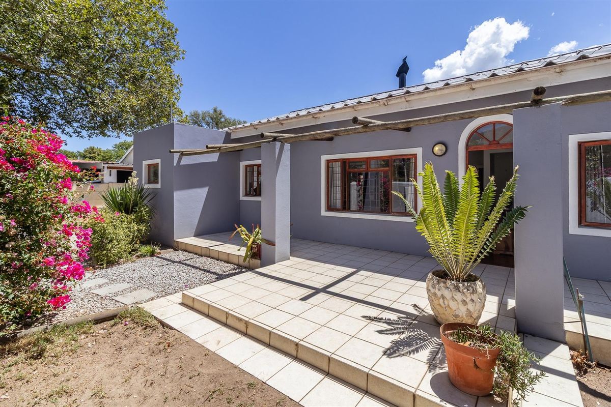 Charming 2 Bedroom Home with a self contained Flatlet in leafy Villiersdorp - Photo 4