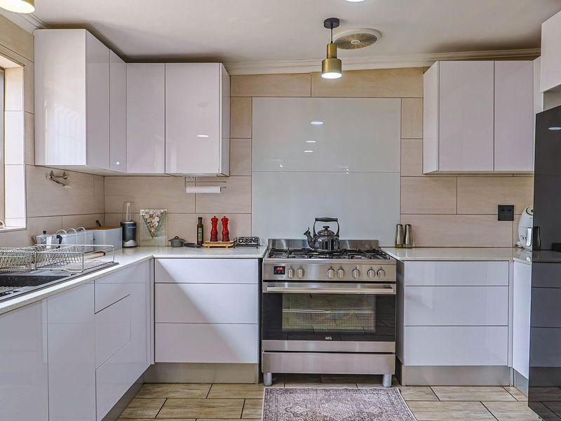 FULLY RENOVATED, FREESTANDING HOUSE IN MINT CONDITION - HOW SOON CAN YOU MOVE!! - Photo 5
