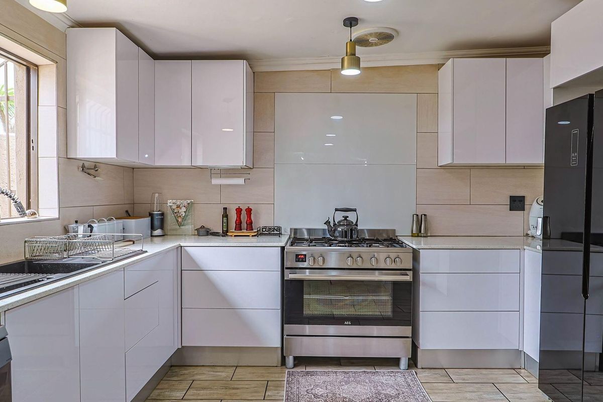 FULLY RENOVATED, FREESTANDING HOUSE IN MINT CONDITION - HOW SOON CAN YOU MOVE!! - Photo 5