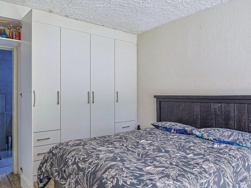 FULLY RENOVATED, FREESTANDING HOUSE IN MINT CONDITION - HOW SOON CAN YOU MOVE!! - Photo 6