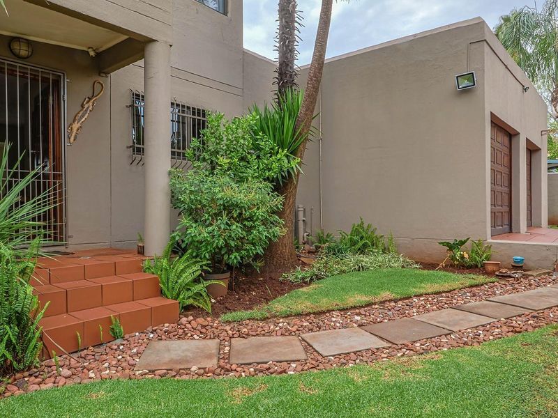 FULLY RENOVATED, FREESTANDING HOUSE IN MINT CONDITION - HOW SOON CAN YOU MOVE!! - Photo 9