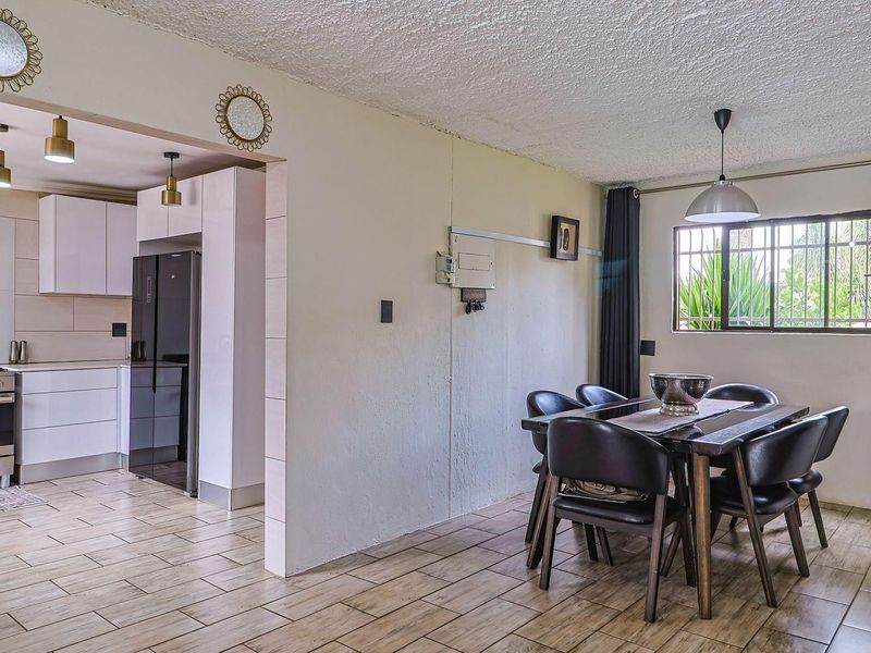 FULLY RENOVATED, FREESTANDING HOUSE IN MINT CONDITION - HOW SOON CAN YOU MOVE!! - Photo 4
